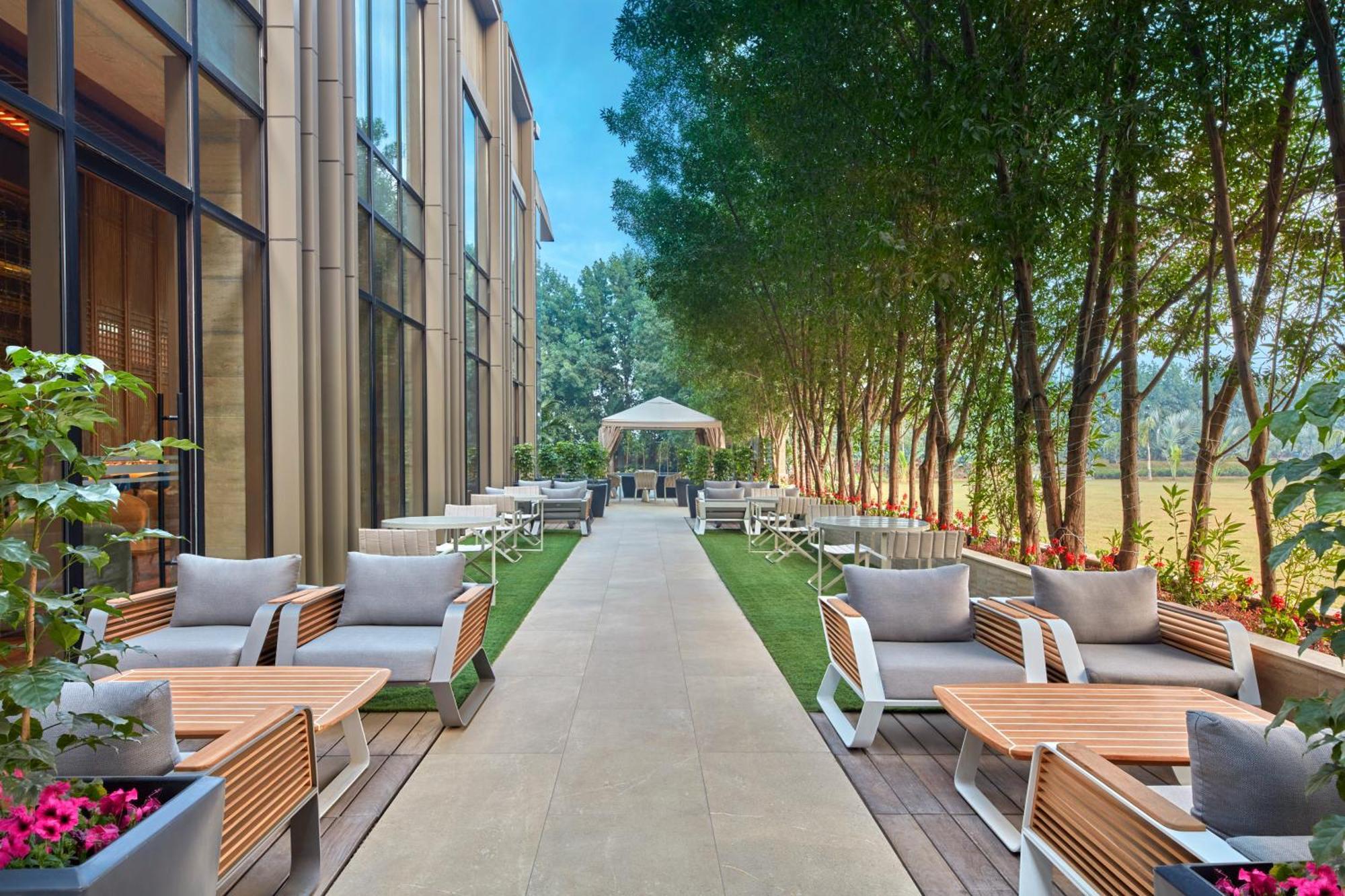 Hilton Gurugram Baani City Centre Gurgaon Exterior foto